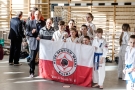 jedna z drużyn z flagą swojego klubu