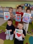 dzieci prezentują prace plastyczne