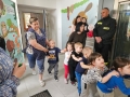przedskolaki podczas próby ewakuacji przeciwpożarowej