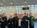 zawodnicy UKS Unia Hajnówka pozują przy ringu