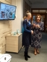 dyrektor biblioteki wraz z gościem spotkania
