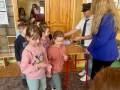 Otrzymują bilety wstępu, które są imitacją biletów kolejowych sprzed lat