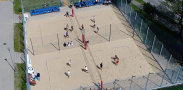 na boiskach do siatkówki plażowej znajddują się zawodnicy