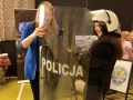 Przy stoisku policji - uczennica przymierza policyjne umundurowanie