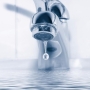 kropla wody spadacjaca z kranu