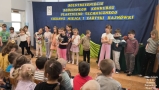  dzieci prezentujące się na scenie, występy artystyczne