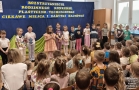  dzieci prezentujące się na scenie, występy artystyczne
