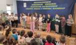  dzieci prezentujące się na scenie, występy artystyczne