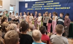  dzieci prezentujące się na scenie, występy artystyczne