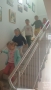 dzieci z nauczycielkami i obsługą przedszkola udają  się na miejsce zbiórki