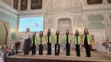 dziewczęta z instruktorą, która trzyma statuetkę pozują do zdjęcia