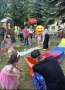 zabawy dzieci na placu przedszkolnym