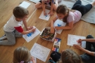 dzieci palują wizerunek smerfa