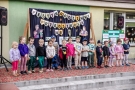 dzieci na schodach przedszkola, w tle widać napis FESTYN RODZINNY PRZEDSZKOLA NR 1