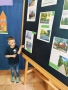 dziecko pokazuje swoje zdjęcie