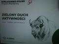 Ścianka projektu - na białym tle umieszczono grafikę żubra i napisy - Szwajcarsko - Polski Program współpracy, Zielony Duch Aktywności