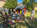 dzieci znajdują się w ogrodzie przedszkolnym, gdzie korzystają z urządzeń terenowych.